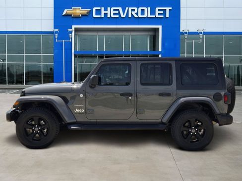 Used 2018 Jeep Wrangler Unlimited Sahara AWD/4WD image 3