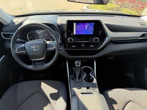 Certified 2025 Toyota Highlander LE image 9
