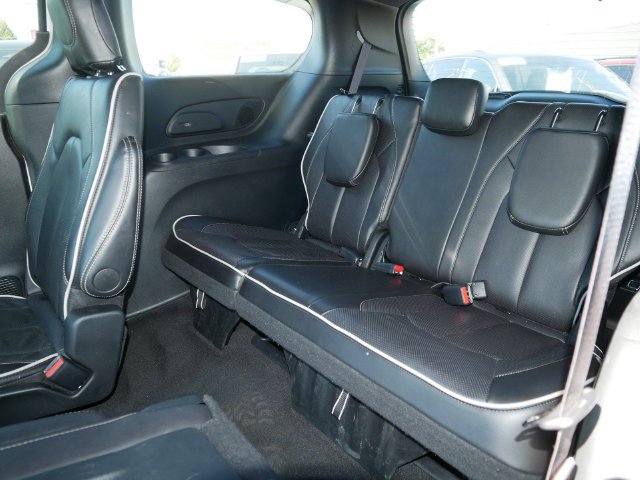 Used 2026 Chrysler Pacifica Limited FWD image 17