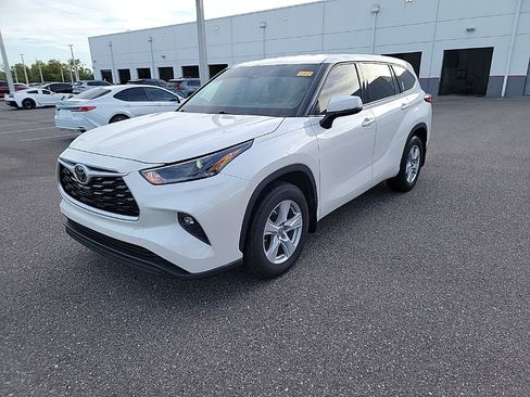 Used 2021 Toyota Highlander LE image 1