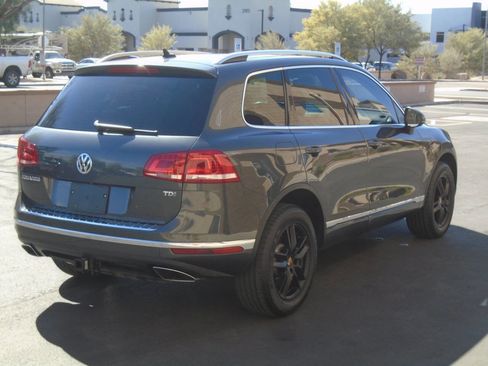 Used 2016 Volkswagen Touareg TDI image 13