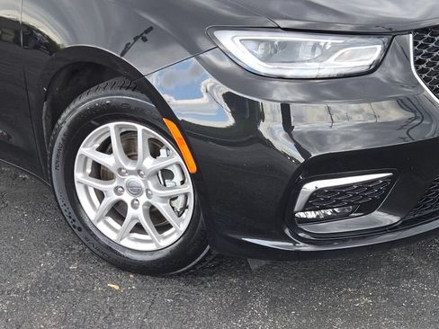 Certified 2024 Chrysler Pacifica Touring-L FWD image 4