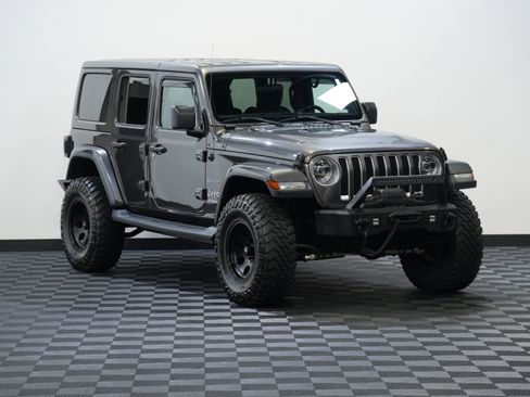 Used 2018 Jeep Wrangler Unlimited Sahara w/ Safety Group AWD/4WD image 5