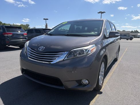 Used 2017 Toyota Sienna Limited FWD image 2