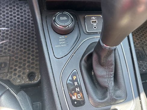 Used 2019 Jeep Cherokee Latitude Plus w/ Cold Weather Group AWD/4WD image 11