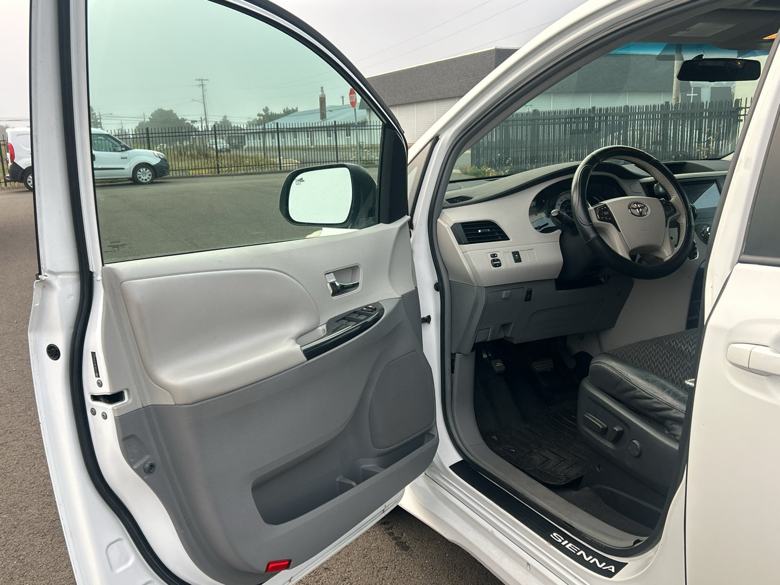 Used 2011 Toyota Sienna SE w/ Preferred Pkg FWD image 12