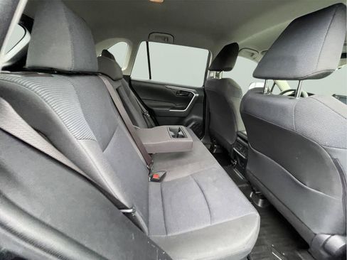 Used 2019 Toyota RAV4 LE AWD/4WD image 18