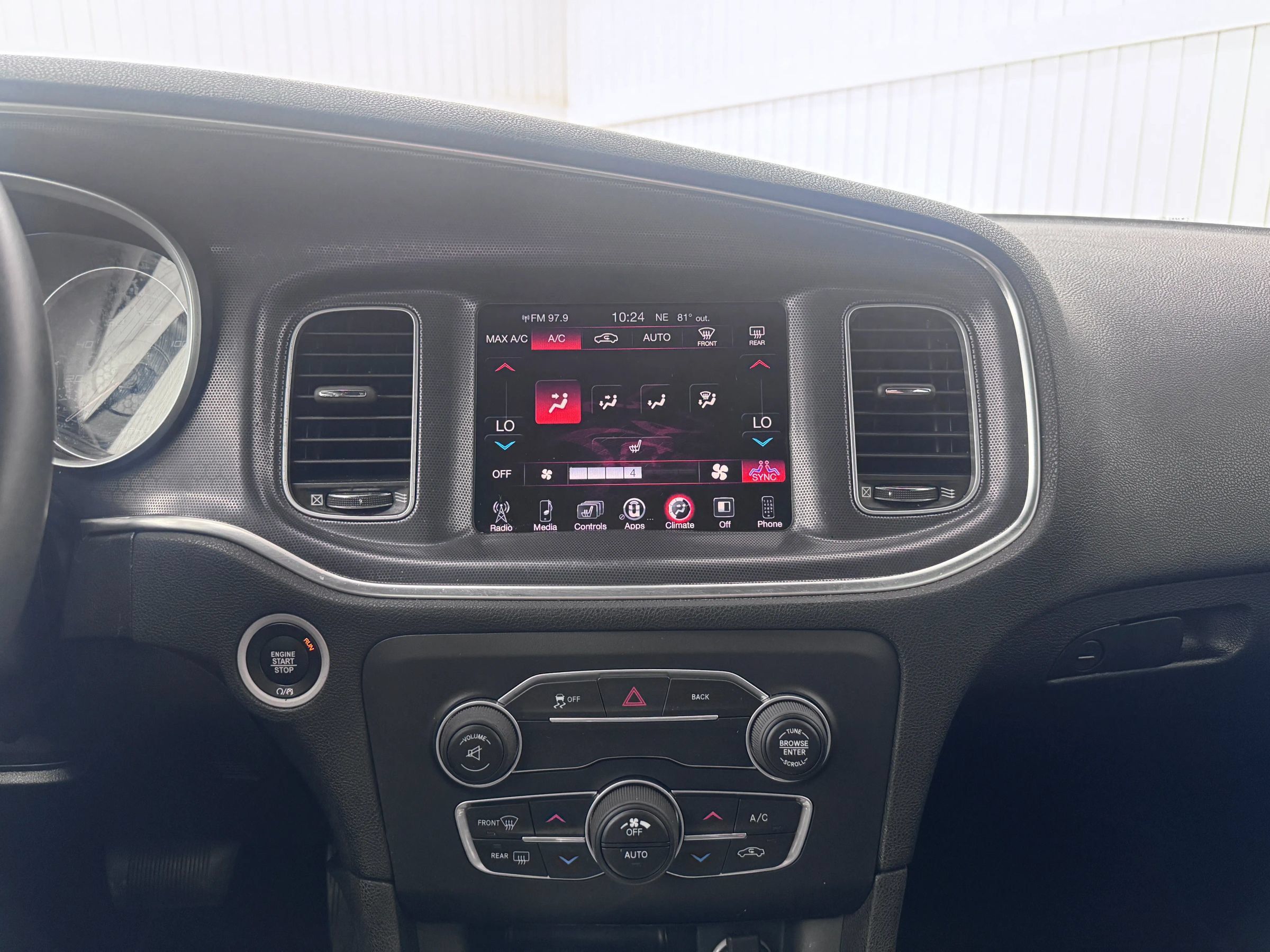 Used 2016 Dodge Charger SXT RWD image 18