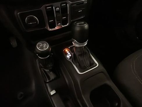 Used 2024 Jeep Wrangler Unlimited w/ Convenience Group AWD/4WD image 21