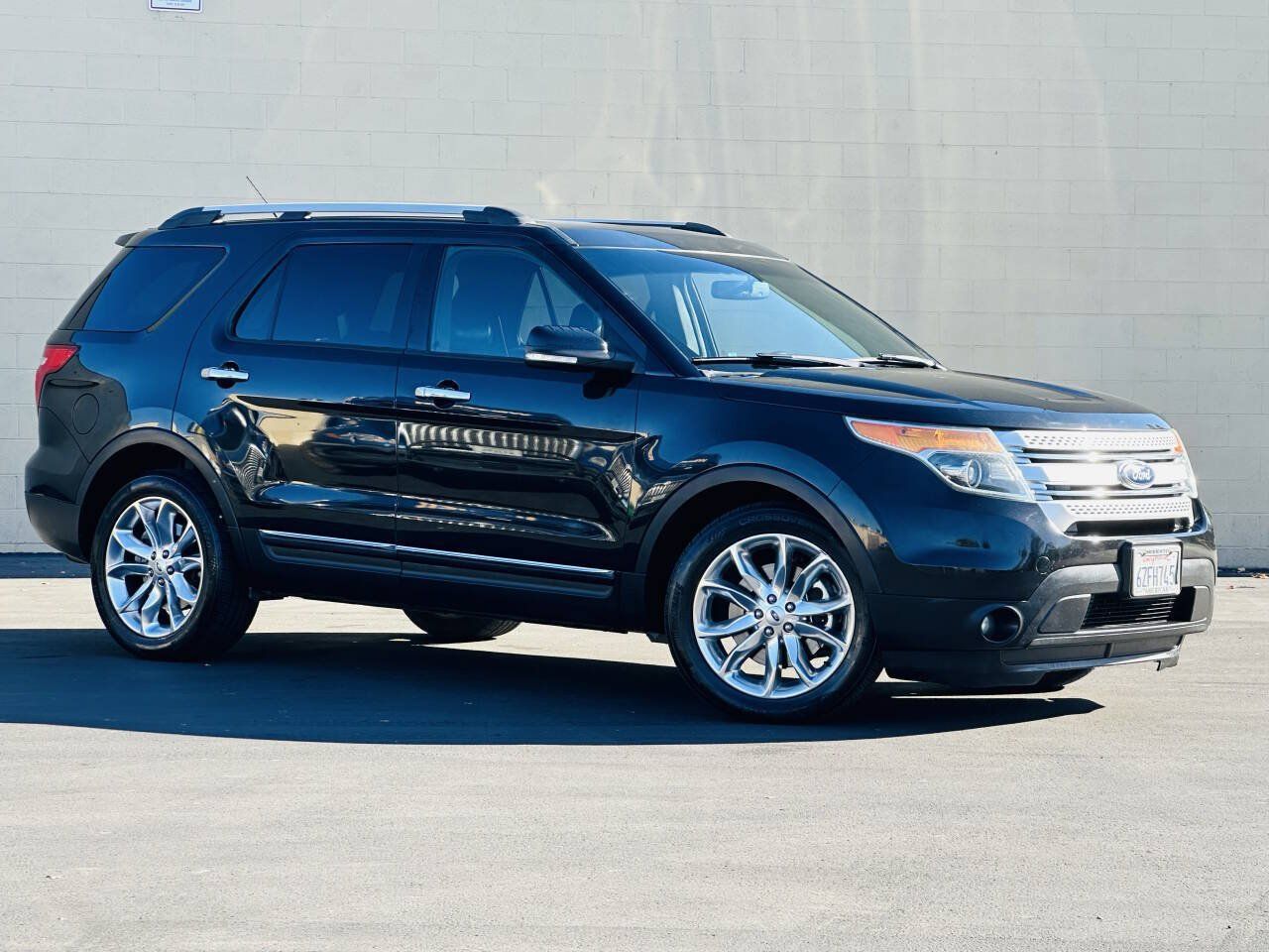 Used 2013 Ford Explorer XLT FWD image 2
