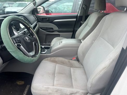 Used 2019 Toyota Highlander LE FWD image 5