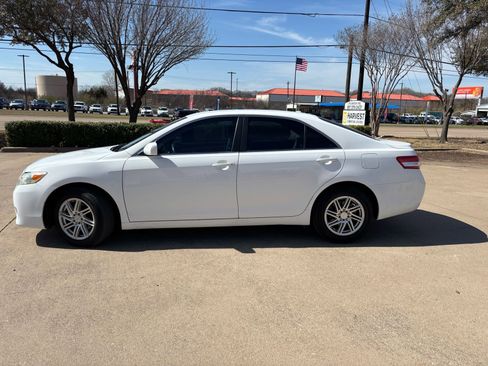 Used 2010 Toyota Camry LE image 10