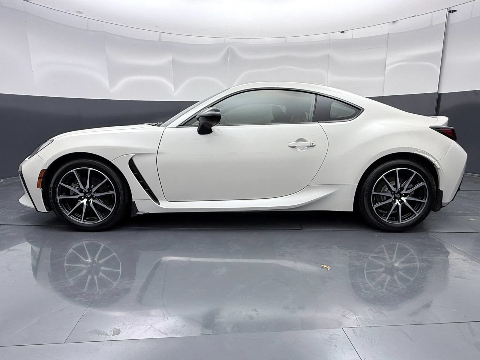 Used 2023 Toyota GR86 RWD image 4