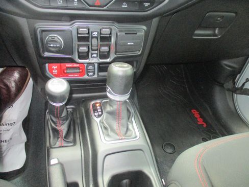 Used 2022 Jeep Wrangler Unlimited Rubicon AWD/4WD image 15