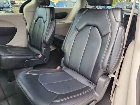 Used 2024 Chrysler Pacifica Touring-L image 2