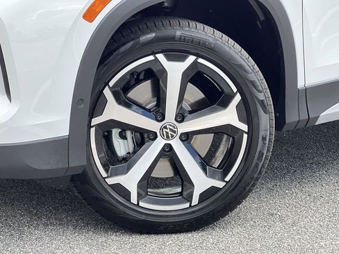 New 2025 Volkswagen Tiguan SE image 10