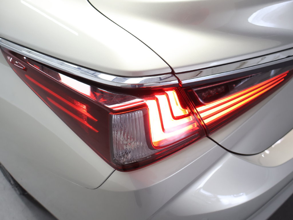 Used 2023 Lexus ES 350 w/ Premium Package FWD image 28