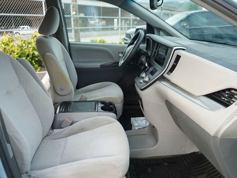 Used 2017 Toyota Sienna LE image 20