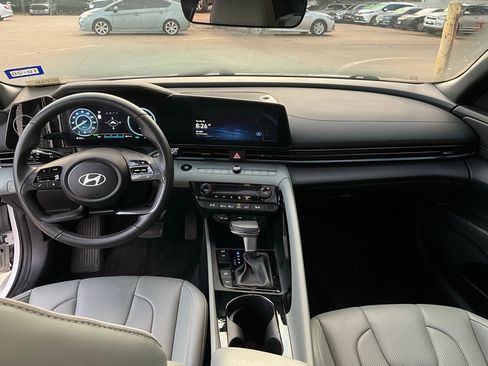 Used 2025 Hyundai Elantra Limited image 12