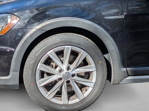 Used 2017 Volkswagen Golf Alltrack S image 9