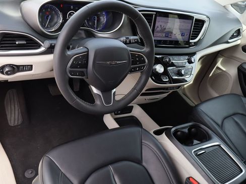 Used 2023 Chrysler Pacifica Touring-L FWD image 11