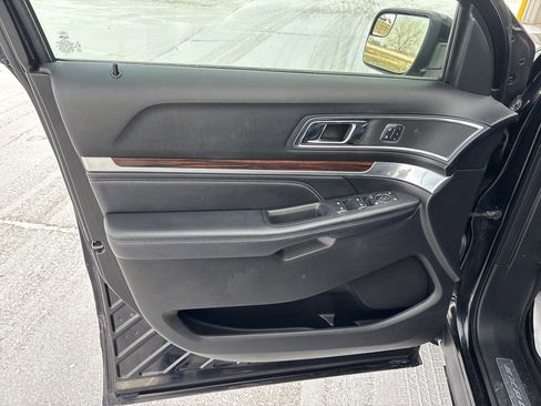 Used 2018 Ford Explorer Limited image 12