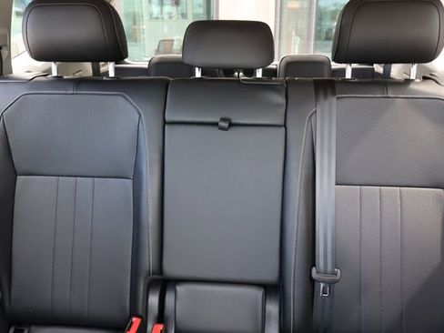 Used 2022 Volkswagen Tiguan SE image 16