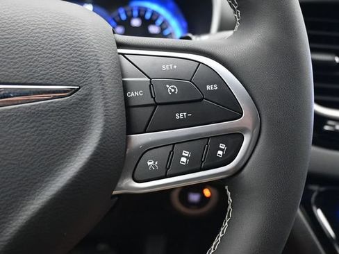 Used 2026 Chrysler Pacifica Select FWD image 10