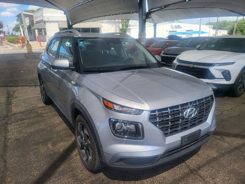 Used 2025 Hyundai Venue SEL FWD image 2