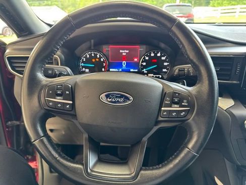 Used 2020 Ford Explorer XLT w/ Equipment Group 202A AWD/4WD image 17