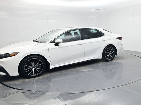 Used 2023 Toyota Camry SE image 4