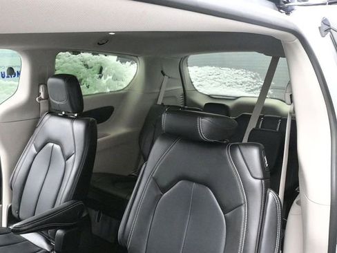 Used 2023 Chrysler Pacifica Touring-L image 14