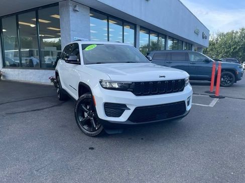 Used 2023 Jeep Grand Cherokee Altitude AWD/4WD image 3