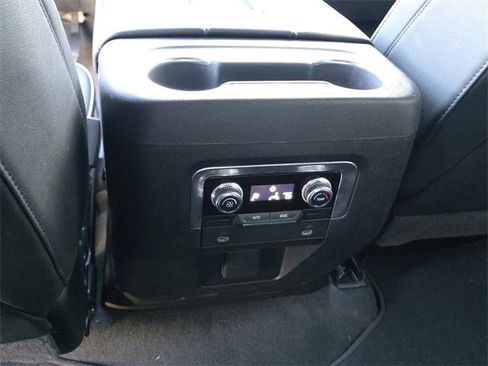 Used 2023 GMC Yukon XL SLT image 10