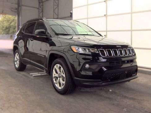Used 2025 Jeep Compass Latitude w/ Sun & Sound Group AWD/4WD image 3