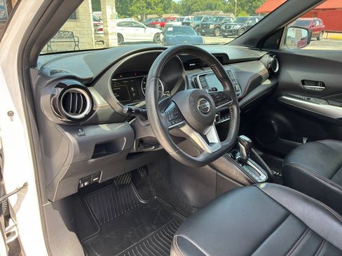 Used 2019 Nissan Kicks SR w/ SR Premium Package FWD image 18