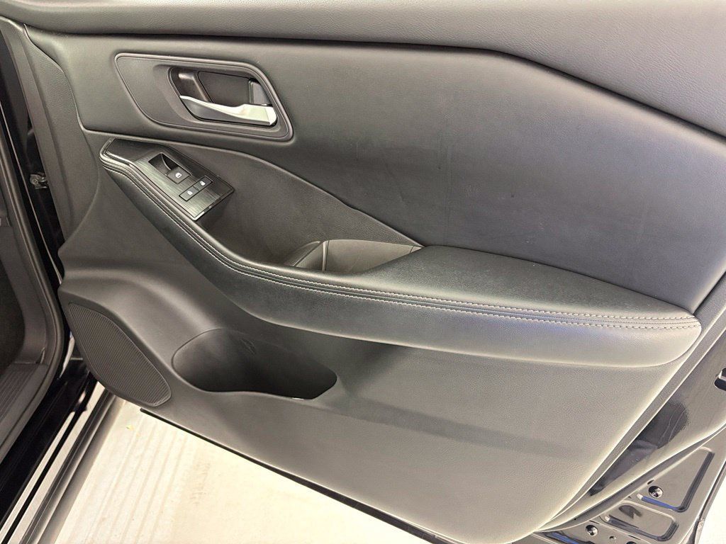 Used 2024 Nissan Rogue SV FWD image 41