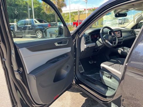 New 2026 Volkswagen Atlas Peak Edition image 4
