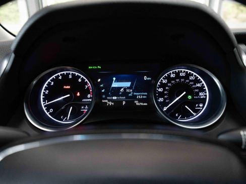 Used 2018 Toyota Camry XLE FWD image 16