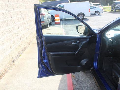 Used 2020 Nissan Rogue SV FWD image 17