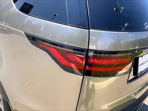 Certified 2025 Land Rover Discovery S AWD/4WD image 28