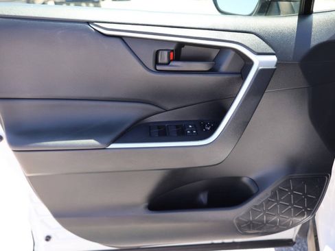 Used 2019 Toyota RAV4 LE AWD/4WD image 12