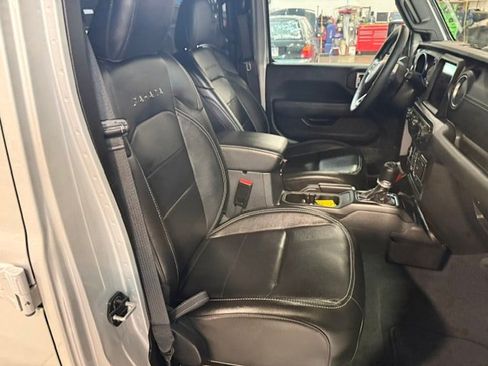 Used 2023 Jeep Wrangler Unlimited Sahara AWD/4WD image 9