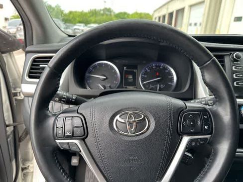 Used 2019 Toyota Highlander SE w/ Nightshade Edition AWD/4WD image 11