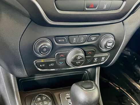 Used 2022 Jeep Cherokee Trailhawk w/ Comfort/Convenience Group AWD/4WD image 15