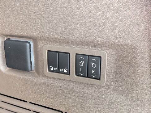 Used 2021 GMC Yukon Denali w/ Denali Premium Package image 34