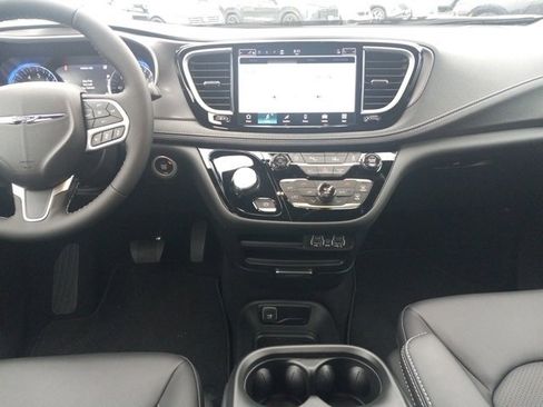 New 2025 Chrysler Pacifica Select image 3