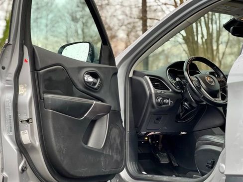 Used 2019 Jeep Cherokee Limited image 50