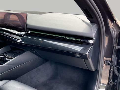 Used 2025 BMW 530i RWD image 16