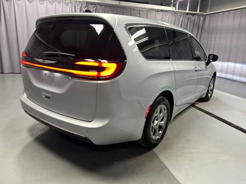 Used 2024 Chrysler Pacifica Limited FWD image 7